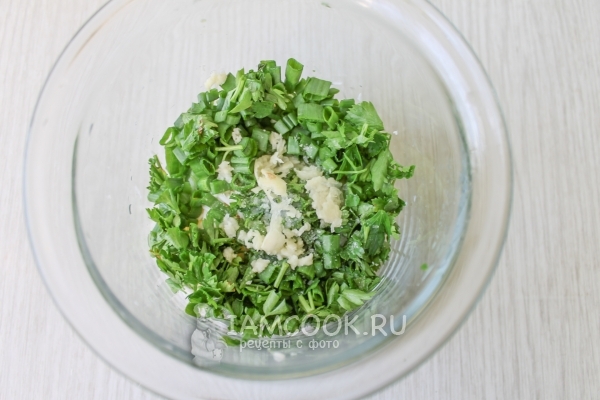 Положить петрушку и чеснок