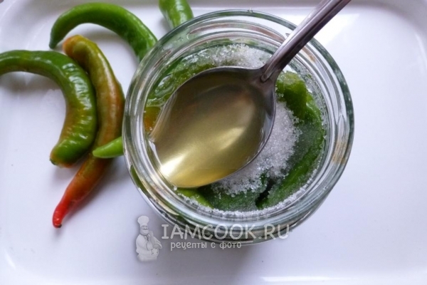 Положить в банку перец, сахар и уксус