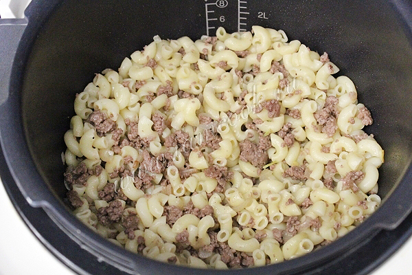 Макароны по-флотски в мультиварке почти готовы