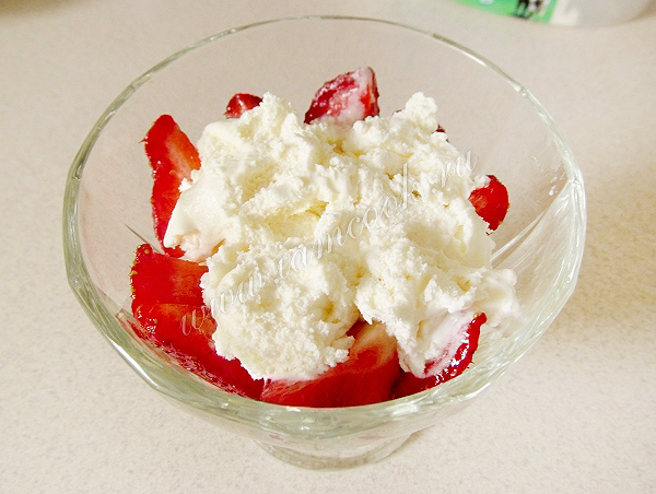 Готовим десерт из мороженного с фруктами