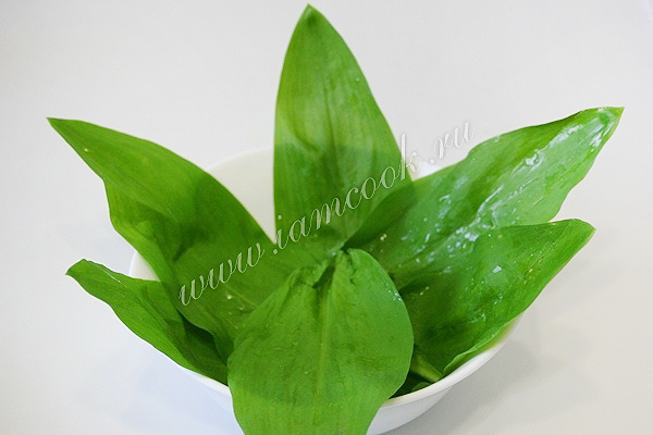 Вкусный салат с листьями черемши