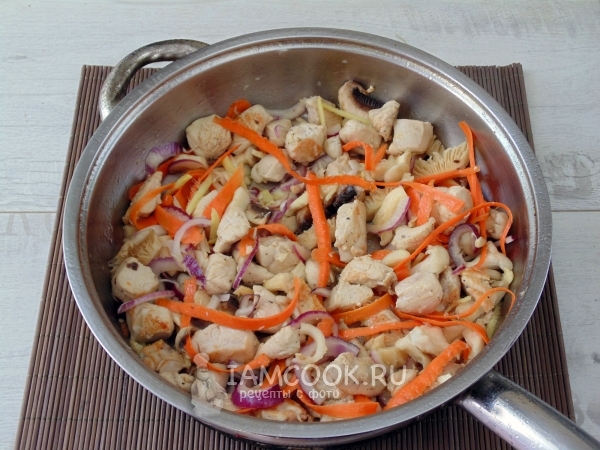 Положить грибы, лук и морковь