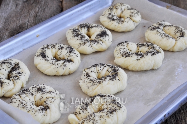 Посыпать колечки маком