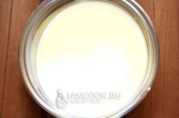 Влить в миску молоко