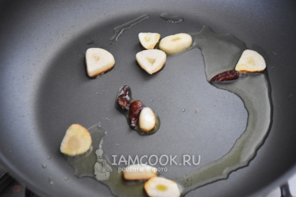 Обжарить перец и чеснок