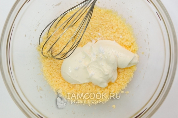 Соединить масло, яйцо, сметану, сахар и соль