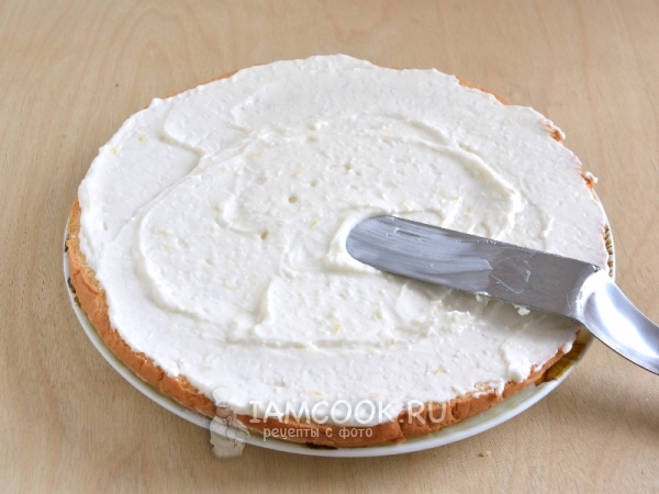 Смазать корж кремом