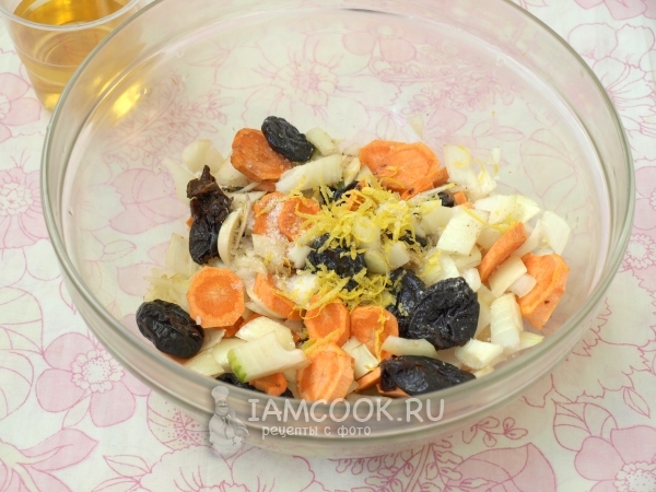 Соединить чеснок, чернослив и цедру лимона