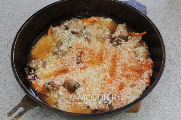 Влить воду и томатный соус