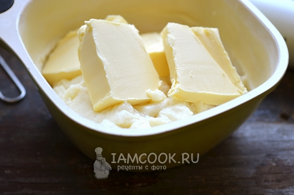 Положить масло