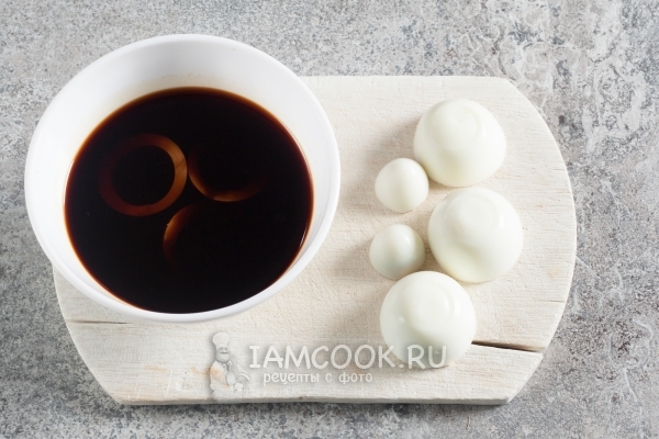 Положить половинки белка в соевый соус