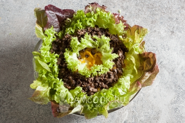 Положить листья салата