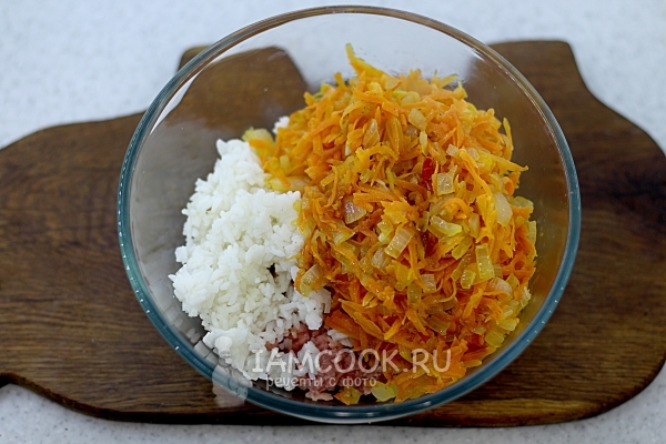 Положить зажарку из моркови и лука