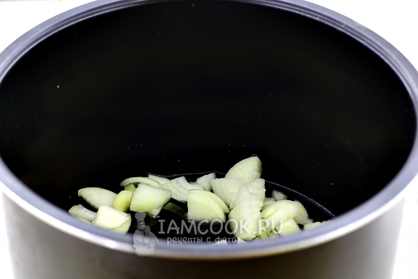 Обжарить лук