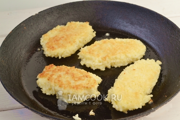 Обжарить биточки на сковороде