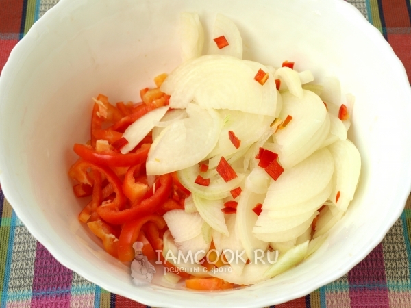Порезать лук и перец