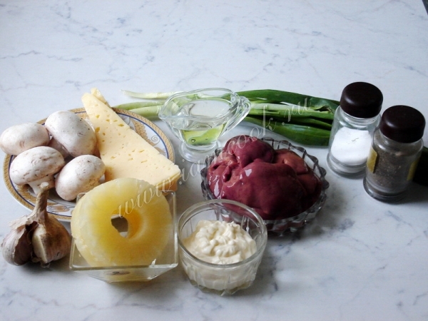 Ингредиенты для салата из куриной печени и шампиньонов