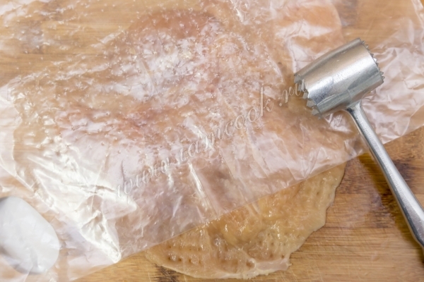Отбить куриное филе