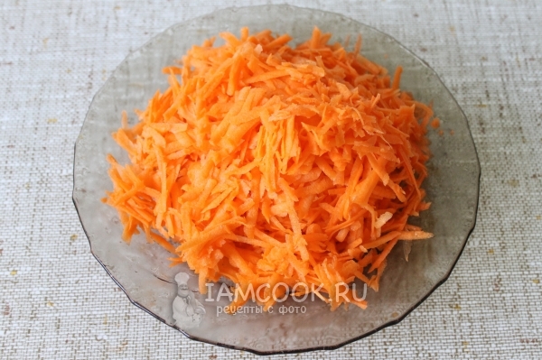 Натереть морковь