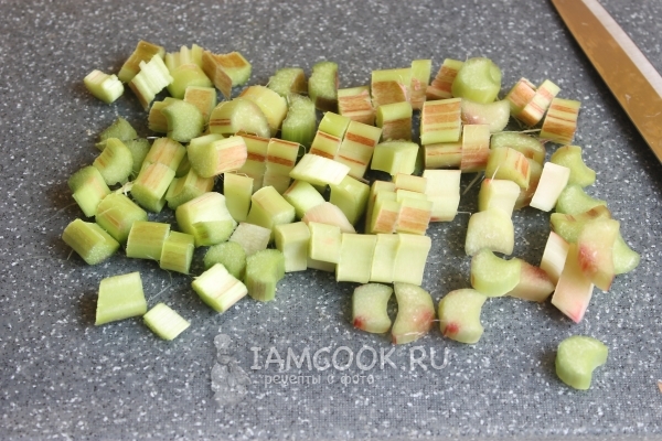 Нарезать ревень