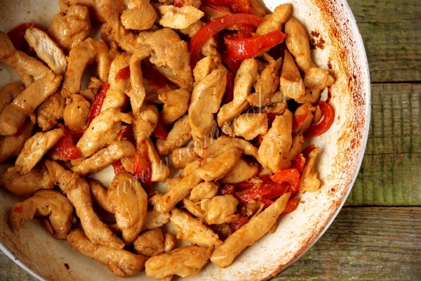 Обжарка куриного филе с овощами