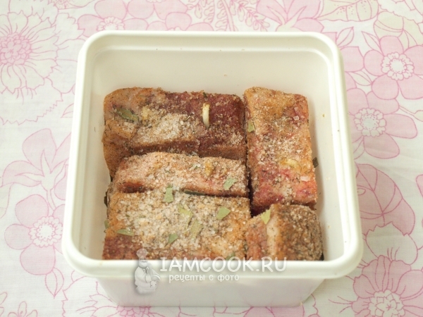 Уложить сало в форму