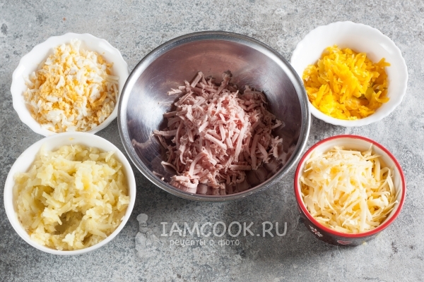 Потереть, картофель, яйца, морковь, сыр и колбасу