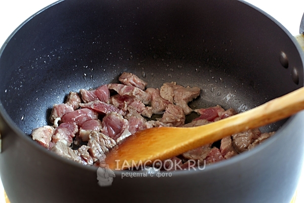 Обжарить мясо