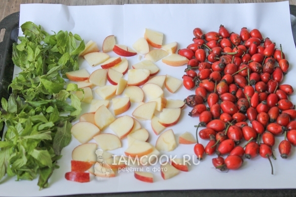 Разложить мяту, яблоки и шиповник на противень