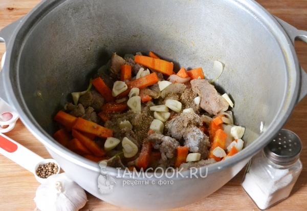 Добавить чеснок и специи