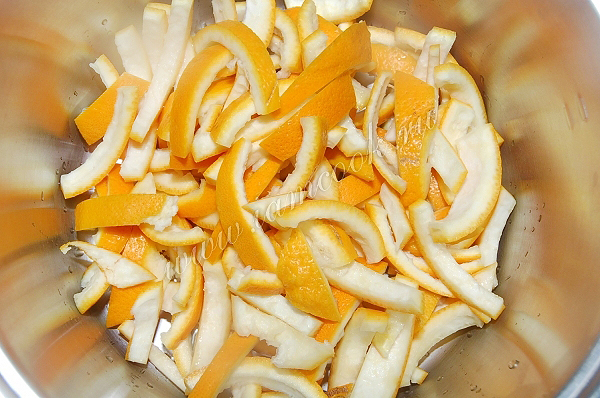 Положили корки в кастрюлю