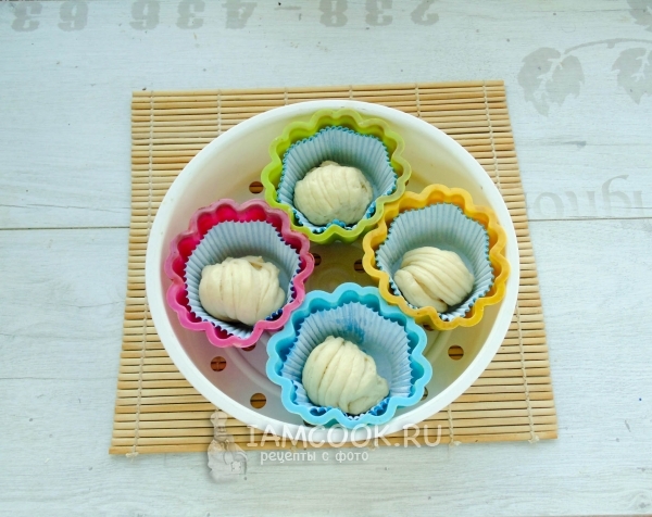 Поставить формочки в пароварку