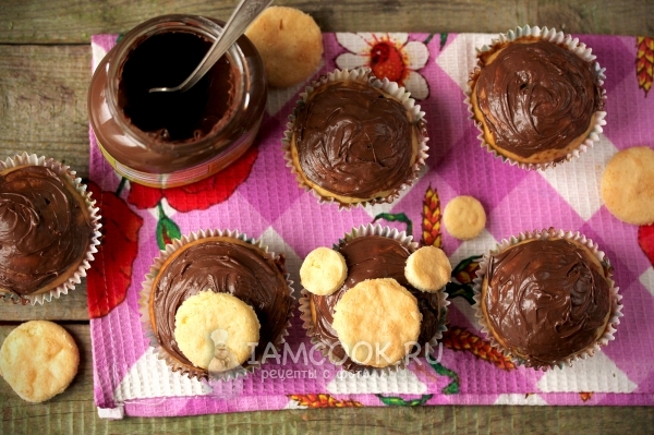 Смазать кексы шоколадной пастой