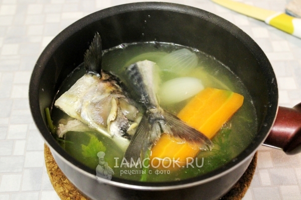 Положить голову и хвост рыбы