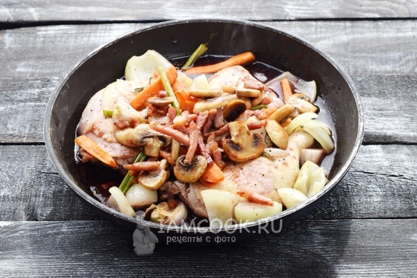 Добавить грибы и бекон