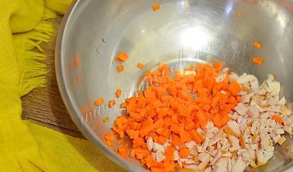 Морковь с копченой курицей