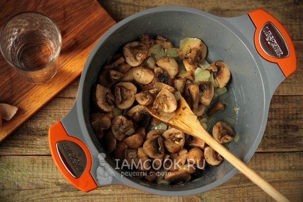 Обжарить грибы с луком