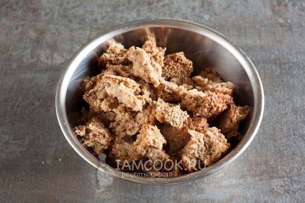 Положить кусочки хлеба