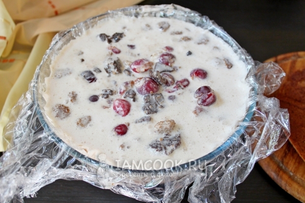 Положить в тарелку крем с вишней и брауни