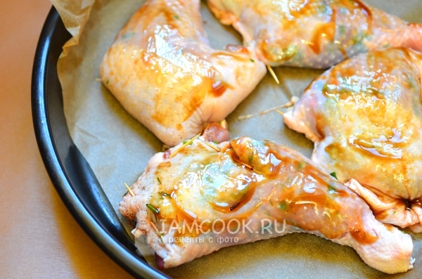 Смазать куриные ножки