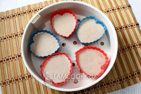 Поставить на поддон для пароварки