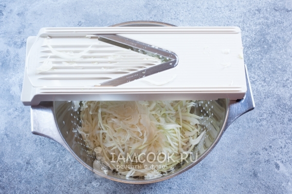 Натереть на терке капусту