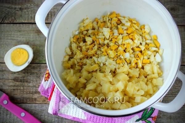 Порезать сваренные яйца и картофель