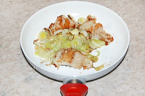 Рыба жаренная с луком пореем