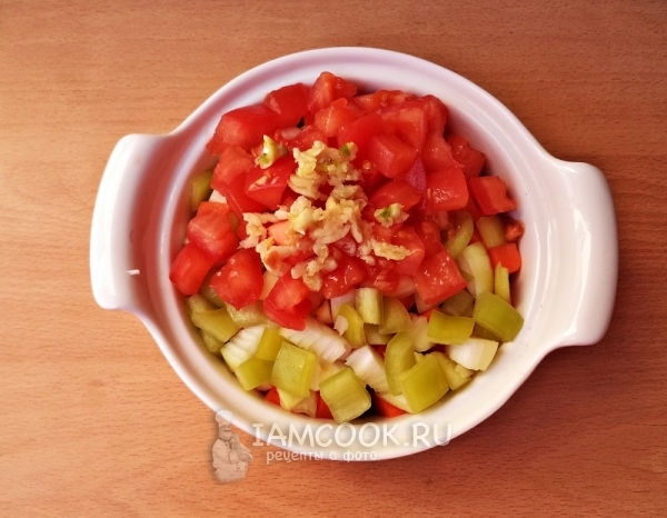 Положить в горшочек мясо и овощи слоями