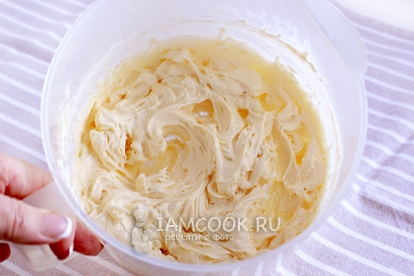 Взбить сваренный крем с маслом