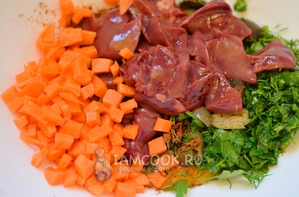 Добавить сырую морковь