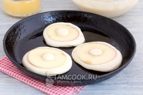 Положить на тесто кружок яблока