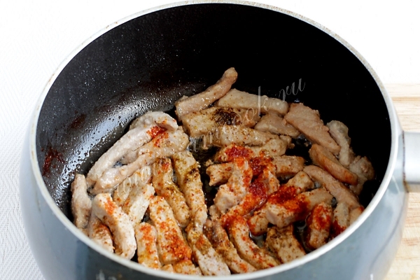 Приправить мясо специями