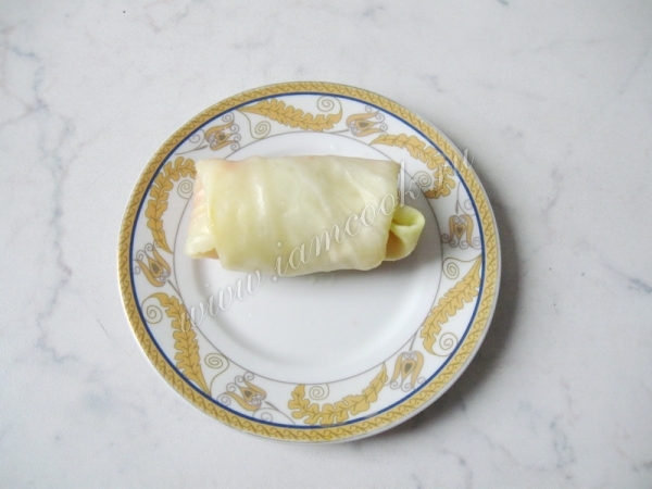 Свернуть капустный голубец